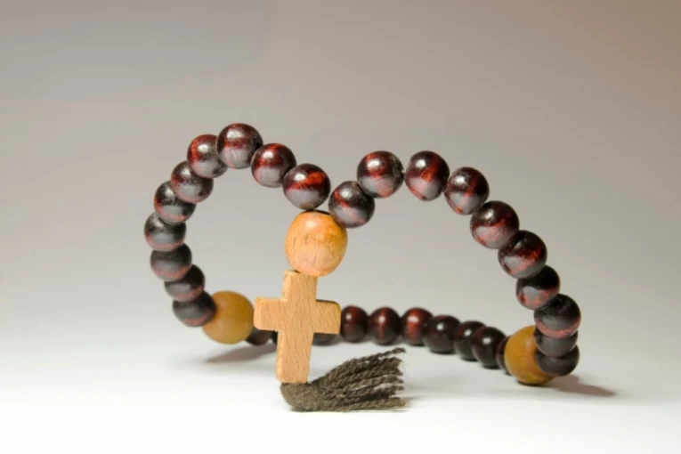 KAKO OKRENUTI BROJANICU KAD STE LJUTI ILI VAS NEKO POVREDI: Prava je plod molitve, obično crna, napravljena od određene vrste vune i nosi se isključivo na jednoj ruci