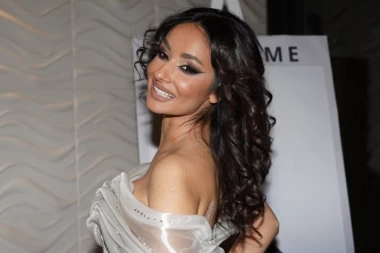 ONA VAŽI ZA NAŠU NAJSEKSEPILNIJU PEVAČICU: Pokazala tetovažu na zategnutoj ZADNJICI - prizor mami uzdahe! (FOTO)