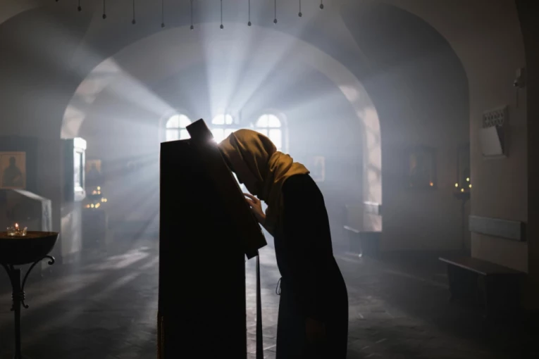 SVEŠTENIK U VATRU BACIO ZAMAĐIJANE PREDMETE, A IZ ŽARA ODJEKNUO JEZIV KRIK: Molitveni podvig Svetog Vasilija u borbi protiv zlih sila