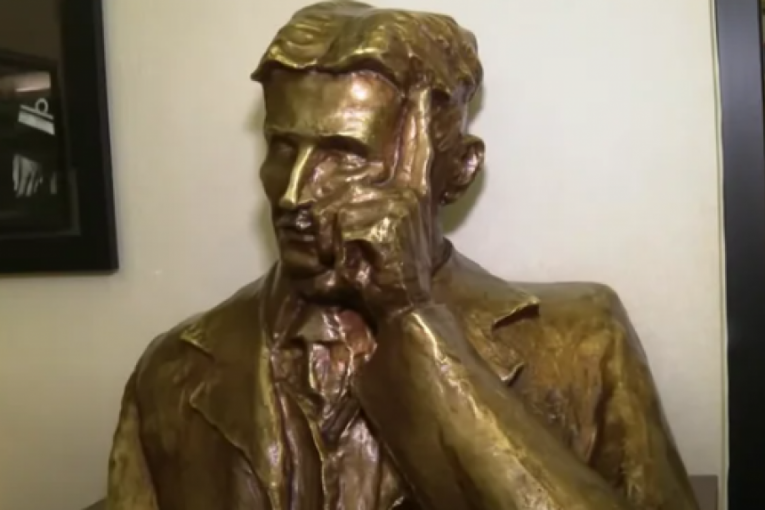 Jovana Jeremić u sobi Nikole Tesle