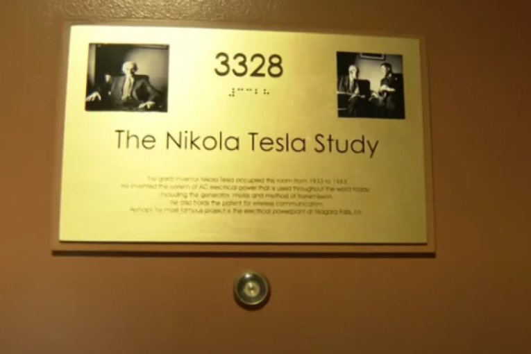 Jovana Jeremić u sobi Nikole Tesle