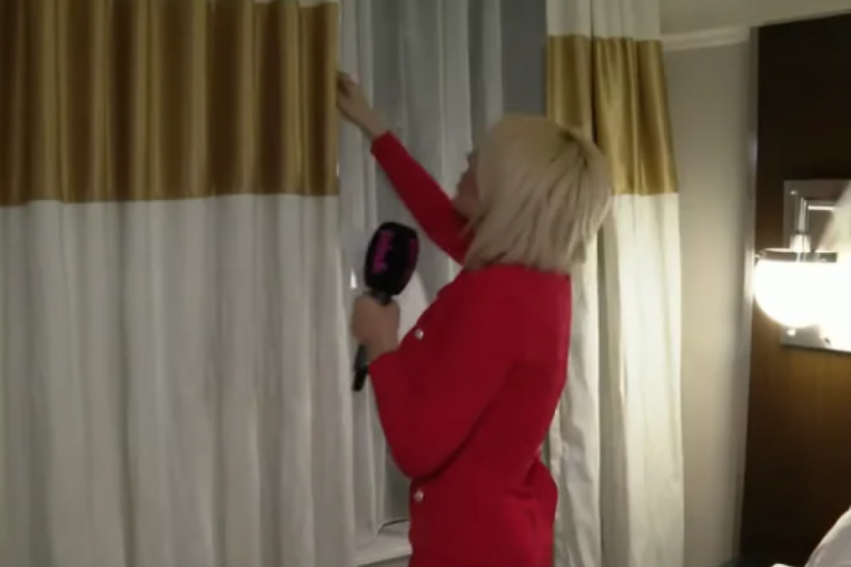 Jovana Jeremić u sobi Nikole Tesle