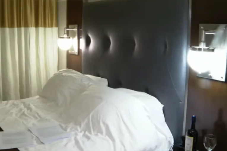 Jovana Jeremić u sobi Nikole Tesle