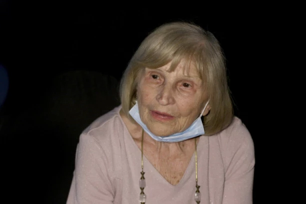 ROĐENDANSKI SNIMAK MIRE BANJAC ĆE VAS RASTAVITI NA DELOVE: Glumica hitno izletela na terasu, pa zaplakala na sav glas!