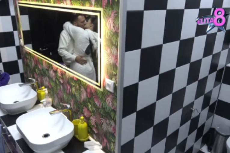 Anđela i Gastoz u toaletu