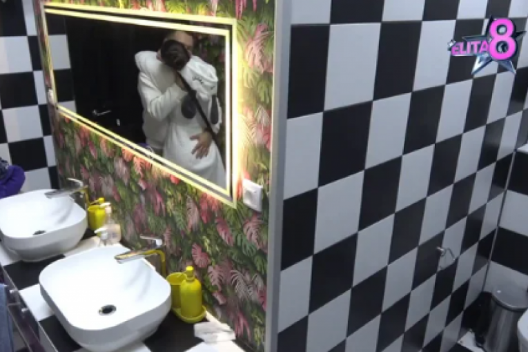 Anđela i Gastoz u toaletu