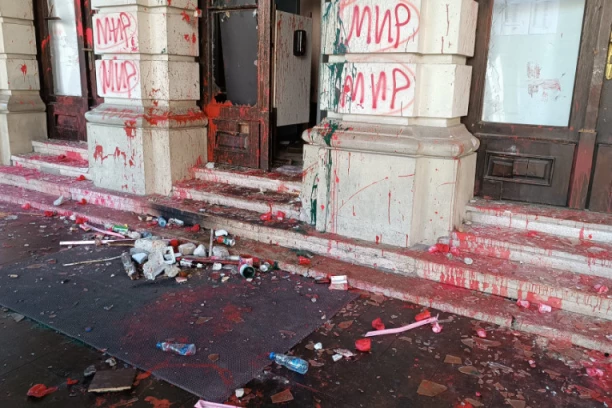 10 MONSTRUOZNIH STVARI KOJE SU BLOKADERI FOTELJAŠI POČINILI DA BI SE DOČEPALI VLASTI: Nasrću, vređaju, uništavaju! OVE GROZOTE NIKO NE SME DA IM ZABORAVI!