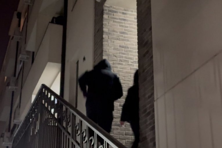 Miona i Ša ispred zgrade u kojoj žive nakon diskvalifikacije Elita 8 Zadruga