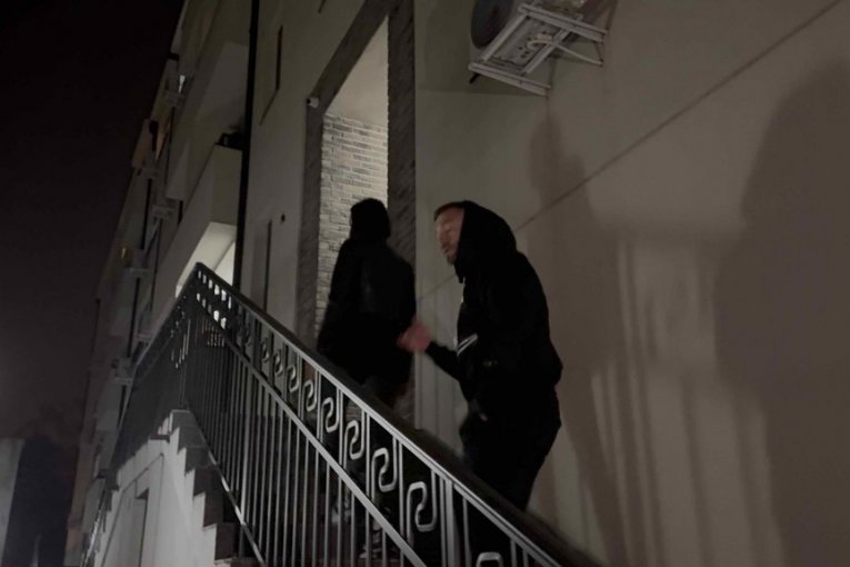 Miona i Ša ispred zgrade u kojoj žive nakon diskvalifikacije Elita 8 Zadruga