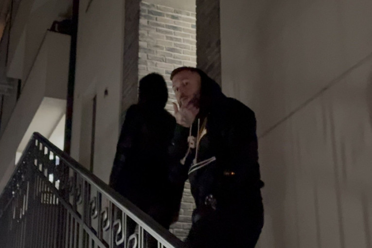 Miona i Ša ispred zgrade u kojoj žive nakon diskvalifikacije Elita 8 Zadruga