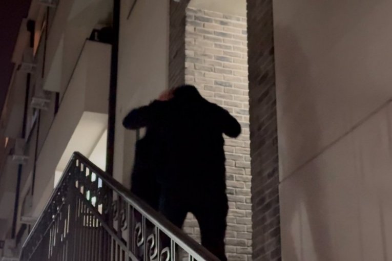 Miona i Ša ispred zgrade u kojoj žive nakon diskvalifikacije Elita 8 Zadruga