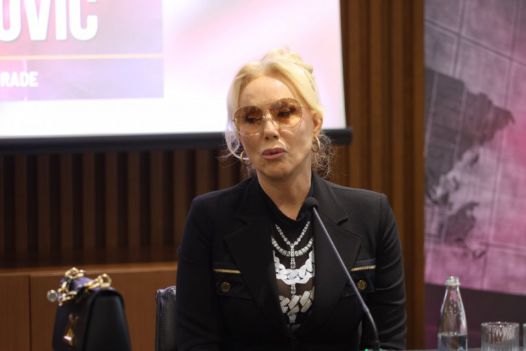 Brena na konferenciji za medije