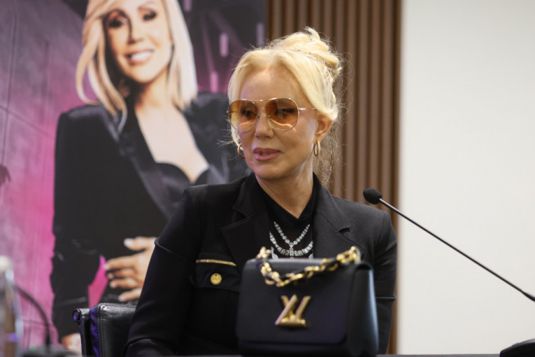 Brena na konferenciji za medije