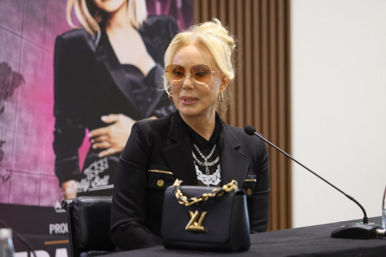 Brena na konferenciji za medije