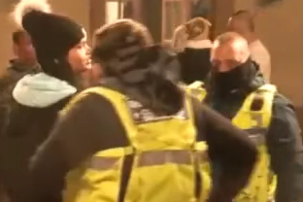 ČLAN PRODUKCIJE ULETEO NA IMANJE BESNOM MAŠINOM! Opsadno stanje u rijalitiju, učesnici se RAZBEŽALI! ŠOK! (FOTO)