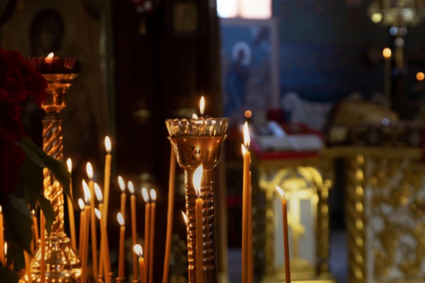 BRATSKA PODRŠKA IZ VOLGOGRADA: Molitve i sveće za stradale na Železničkoj stanici u Novom Sadu