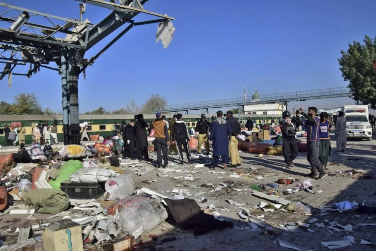 EKSPLOZIJA BOMBE PORED PUTA: Najmanje četiri osobe poginule, 11 povređeno