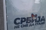 VANDALIZAM! Razbijeno staklo na prostorijama SNS u Kragujevcu!