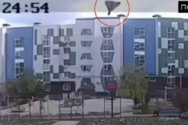 UKRAJINSKI DRON PAO U DVORIŠTE STAMBENE ZGRADE: Najmanje jedna osoba poginula, stanovnici evakuisani u poslednji čas