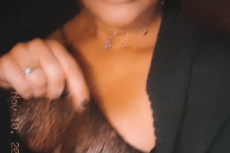 Ana Nikolić snimak iz automobila, vidi se bradavica