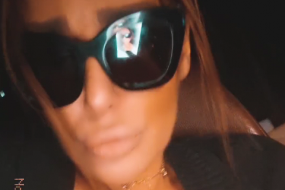 Ana Nikolić snimak iz automobila, vidi se bradavica