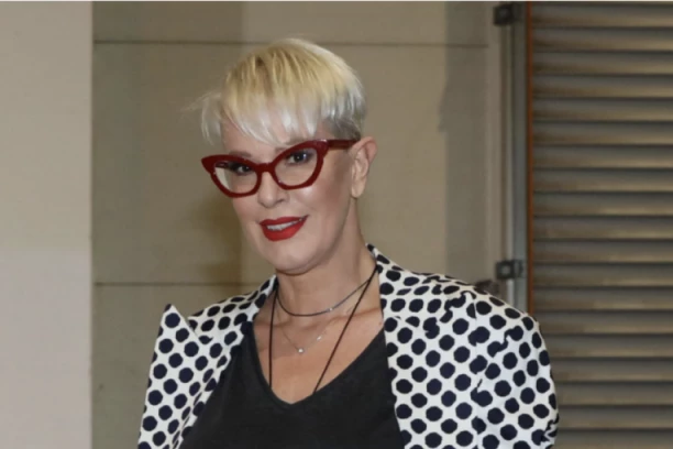 TIJANA DAPČEVIČ POKAZALA SKRIVENU TETOVAŽU SVOG SUPRUGA: Isplivala slika na kojoj su OBNAŽENI, svi žele da uživaju kao njih dvoje! (FOTO)