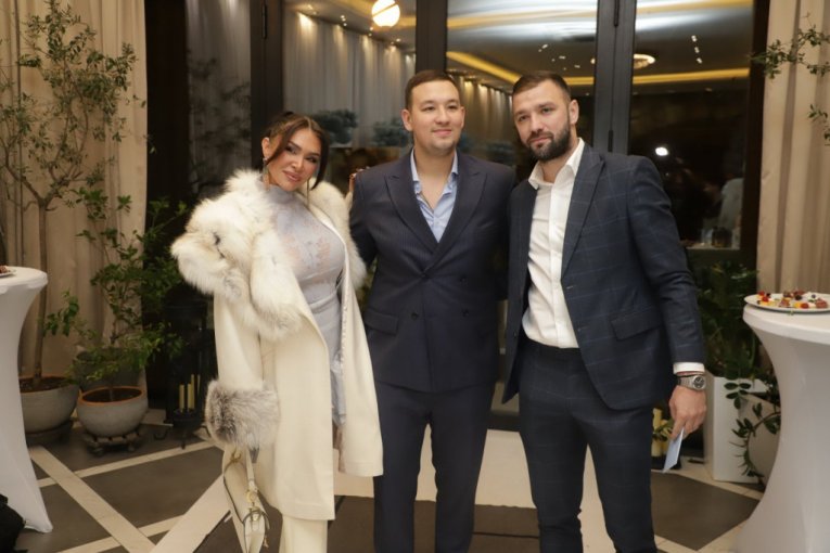 Uroš Živković sa bratom i devojkom