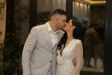 PORODILA SE ŽENA LJUBE PERUĆICE! Stigle vesti iz bolnice, pevač se odmah oglasio!