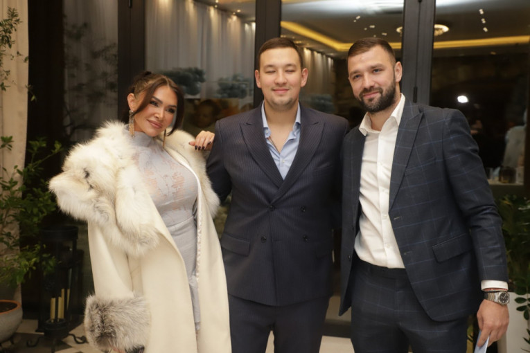 Uroš Živković sa bratom i devojkom