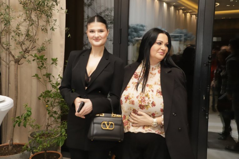 Krisitna Džulijen i Jana Todorović