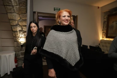 CELA SALA JE BILA U SUZAMA! Ćanina PORODIČNA TRAGEDIJA uzdrmala čitavu estradu, PEVAČICA NIKAD EMOTIVNIJA! (VIDEO)