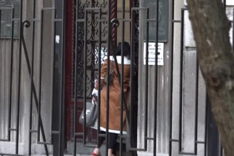 Maja Marinković ispred bolnice, došla u posetu ocu Takiju