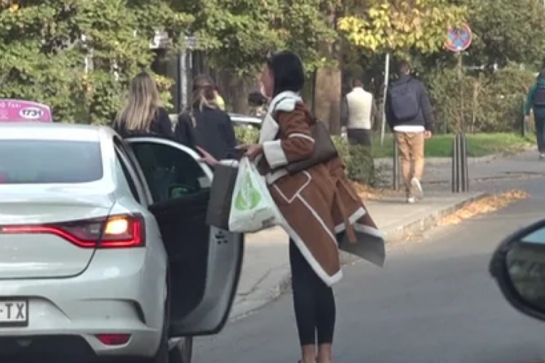 Maja Marinković ispred bolnice, došla u posetu ocu Takiju