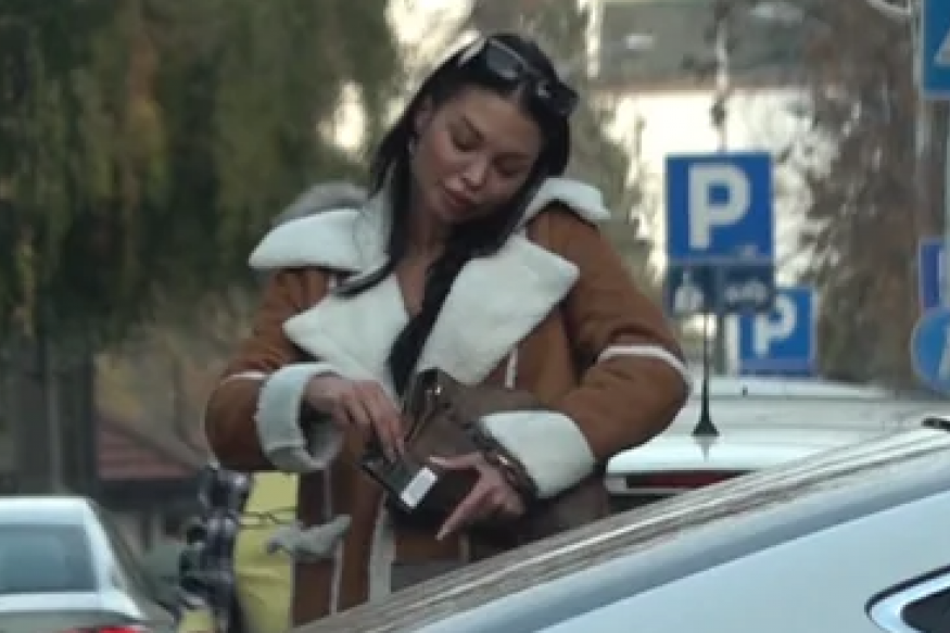 Maja Marinković ispred bolnice, došla u posetu ocu Takiju