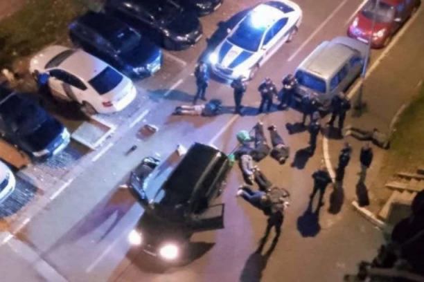 VELIKA POLICIJSKA AKCIJA NA NOVOM BEOGRADU: Pripadnici MUP opkolili čitavu grupu