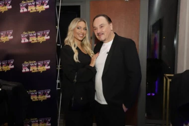 VERILA SE NAŠA PEVAČICA! Zasijao prsten na ruci Ksenije Knežević! (FOTO)