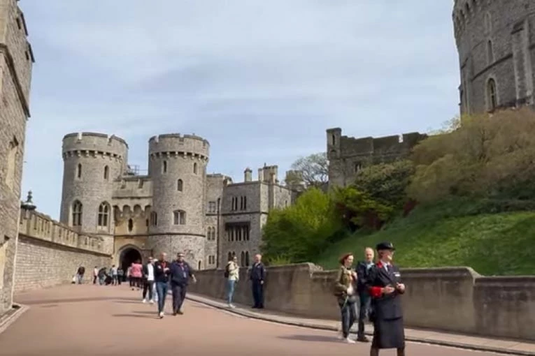 DRAMA U ENGLESKOJ! MASKIRANI LJUDI UPALI NA IMANJE ZAMKA VINDZOR: Princ i prenceza sa decom bili u blizini