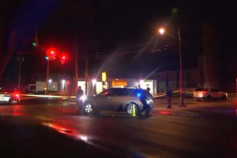 POGINUO PEŠAK! Automobil ga udario na raskrsnici, pa VOZAČ POBEGAO