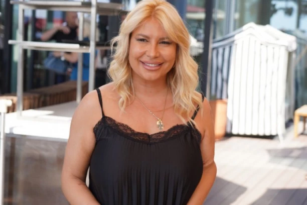 PRVE FOTKE TRUDNE DEE ĐURĐEVIĆ! Voditeljka blista, ne skida osmeh s lica! (FOTO)