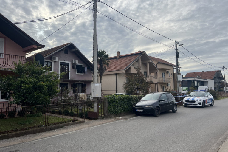 Dvorište ograđeno trakom