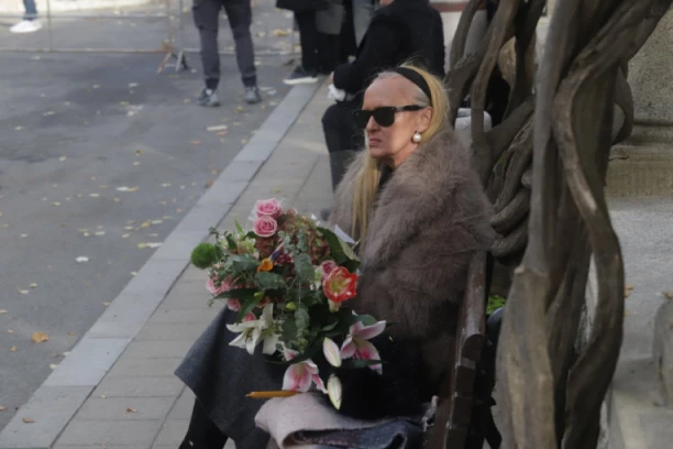 PORODIČNA TRAGEDIJA NAŠE PEVAČICE! Potresna ispovest Bebi Dol nakon SAHRANE majke Željka Mitrovića: Rekla sam mu...