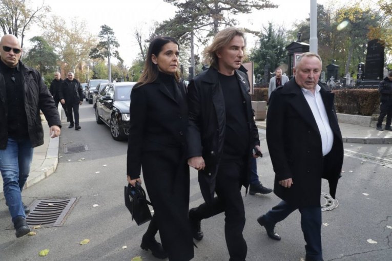 Milica i Željko Mitrović na sahrani njegove majke