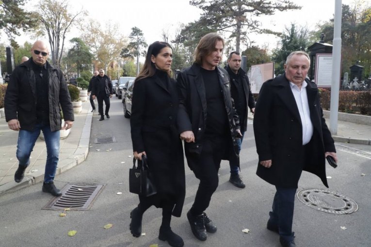 Milica i Željko Mitrović na sahrani njegove majke