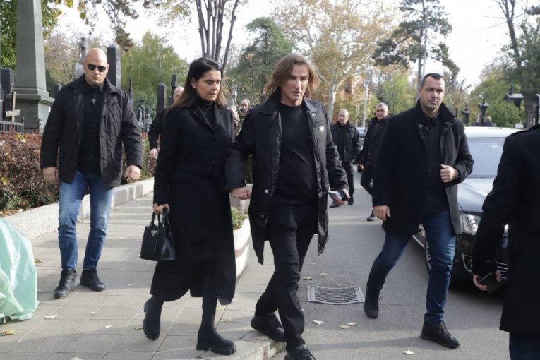 Milica i Željko Mitrović na sahrani njegove majke