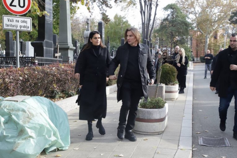 Milica i Željko Mitrović na sahrani njegove majke
