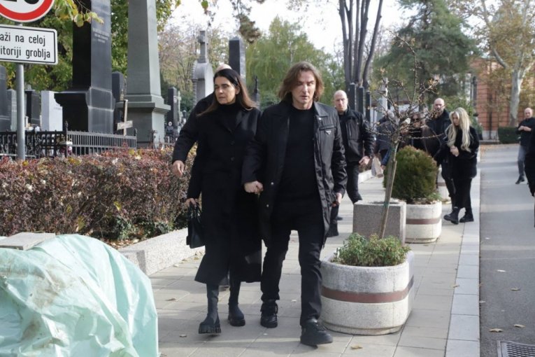 Milica i Željko Mitrović na sahrani njegove majke