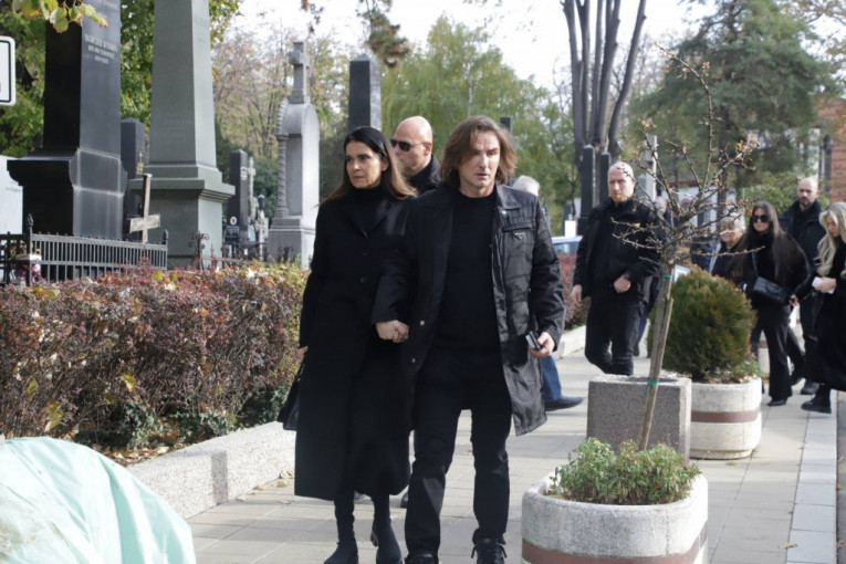 Milica i Željko Mitrović na sahrani njegove majke