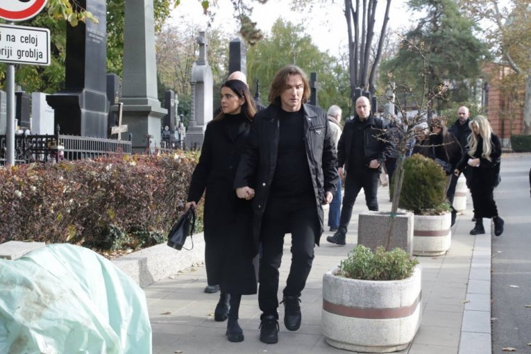 Milica i Željko Mitrović na sahrani njegove majke