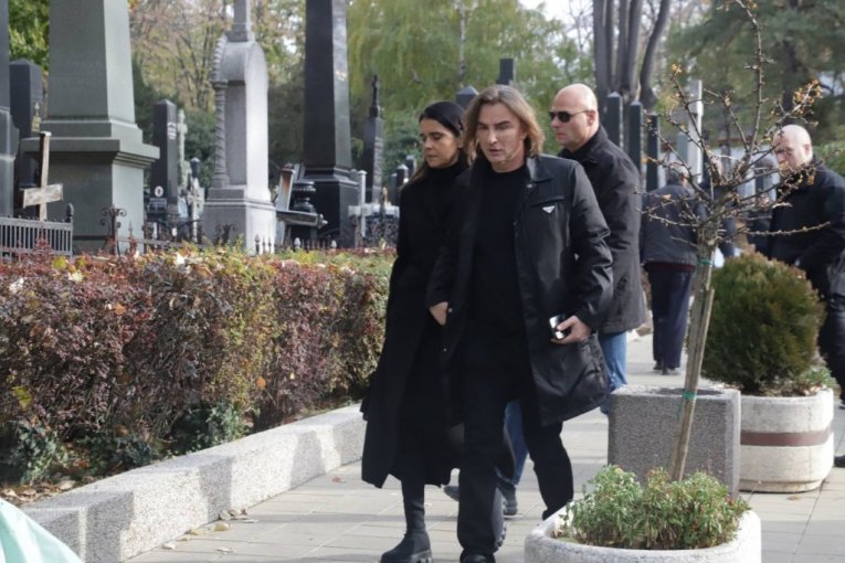 Milica i Željko Mitrović na sahrani njegove majke