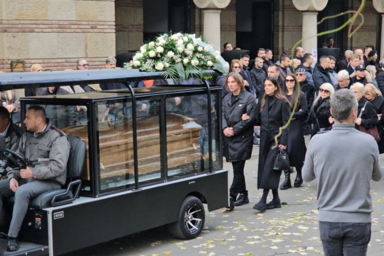 Tužna povorka na sahrani Milenije Mitrović